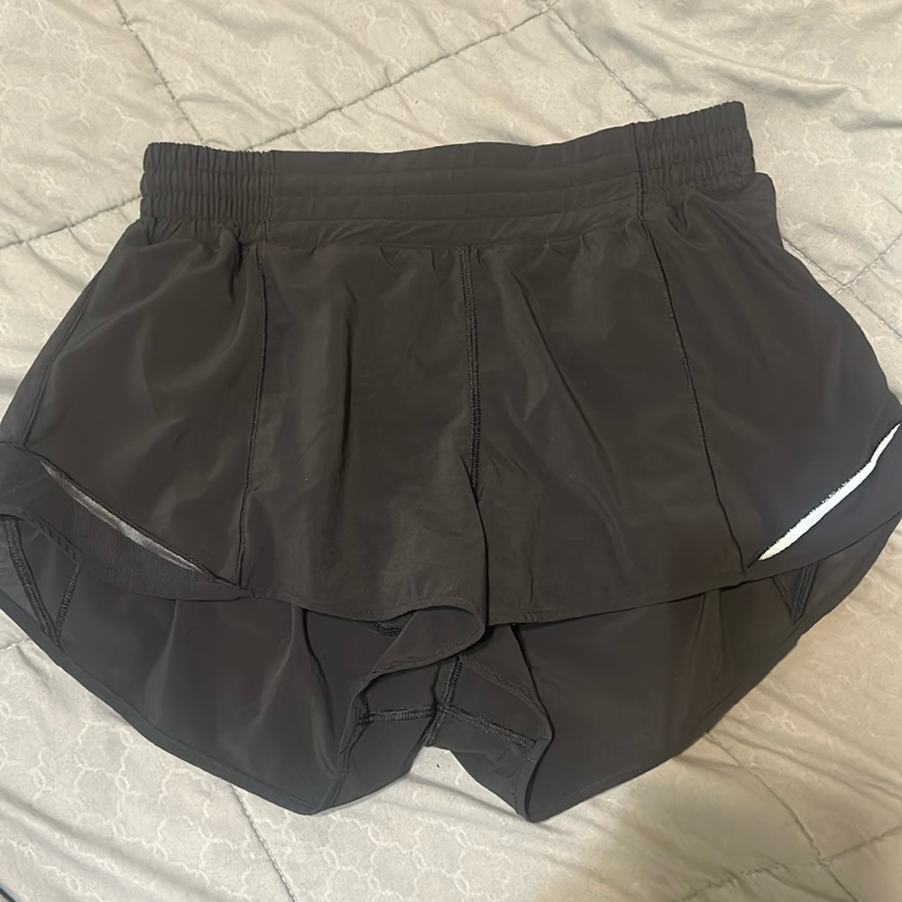 Lululemon hotty hot shorts 2.5”
